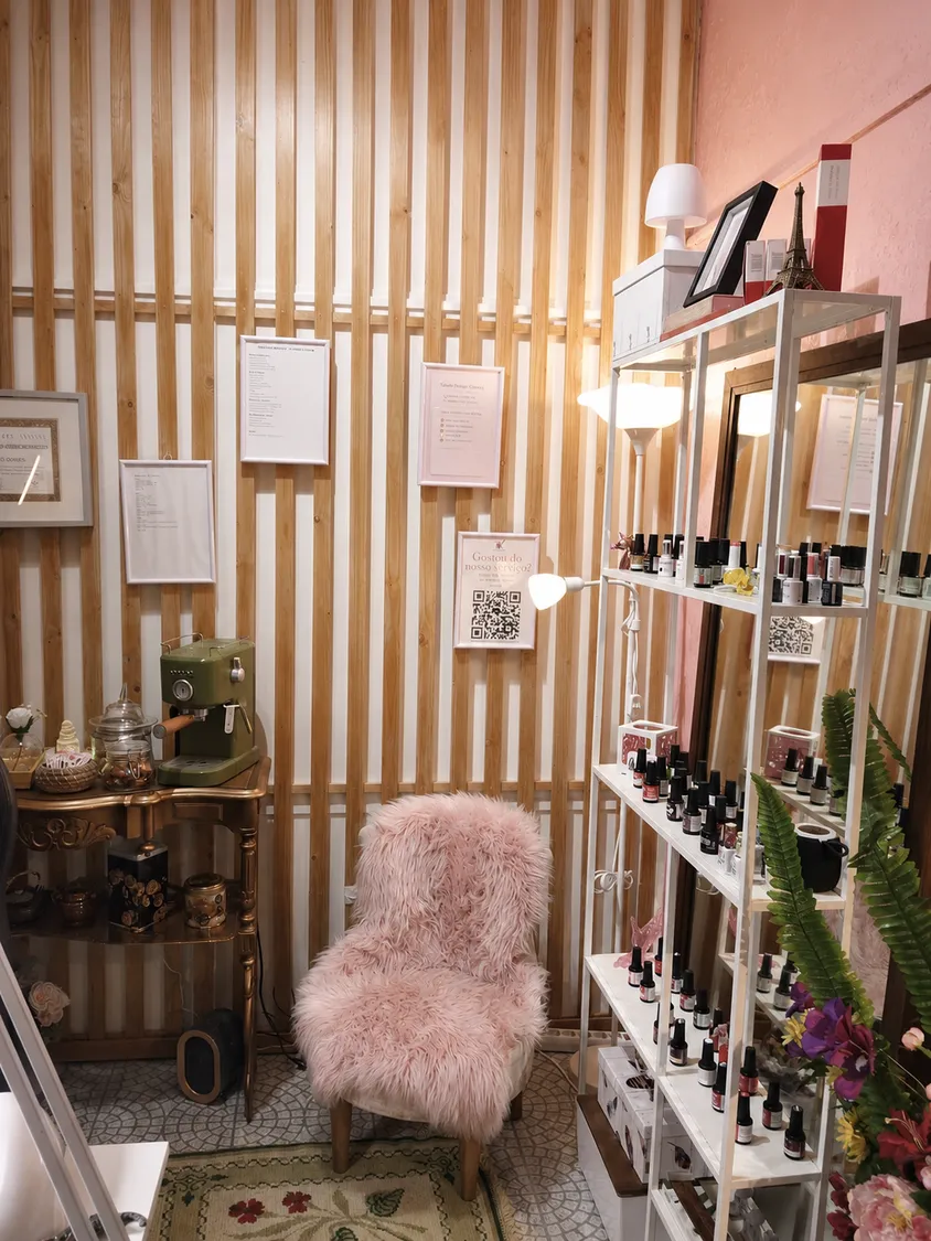 Interior do TK Nails Studio — cantinho de espera e produtos