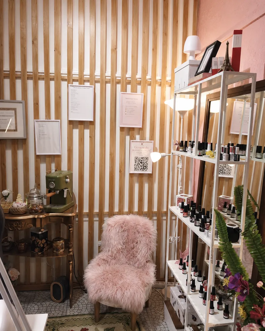 Interior do TK Nails Studio — cantinho de espera e produtos