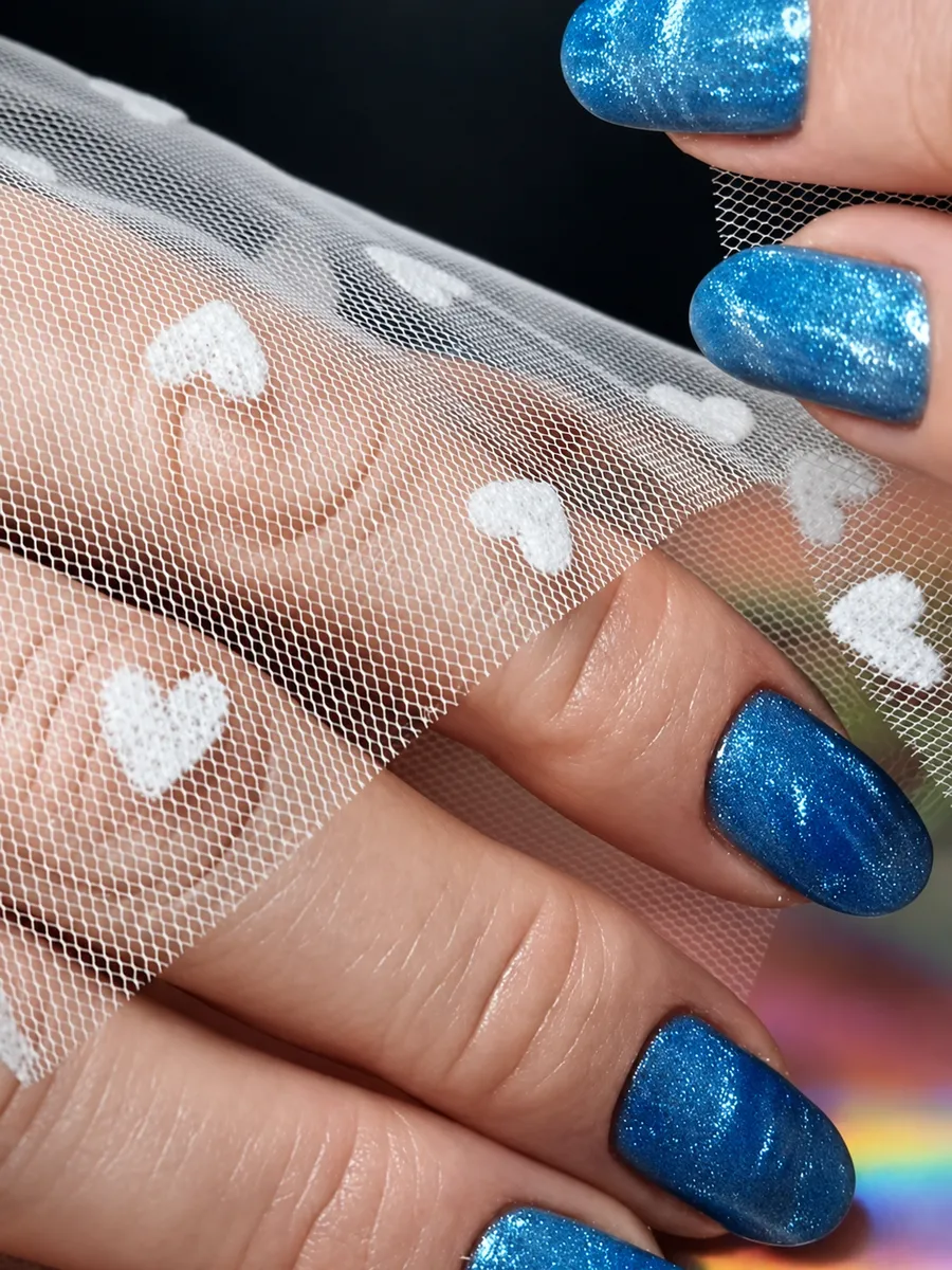 Gelinho azul cintilante com tule de corações