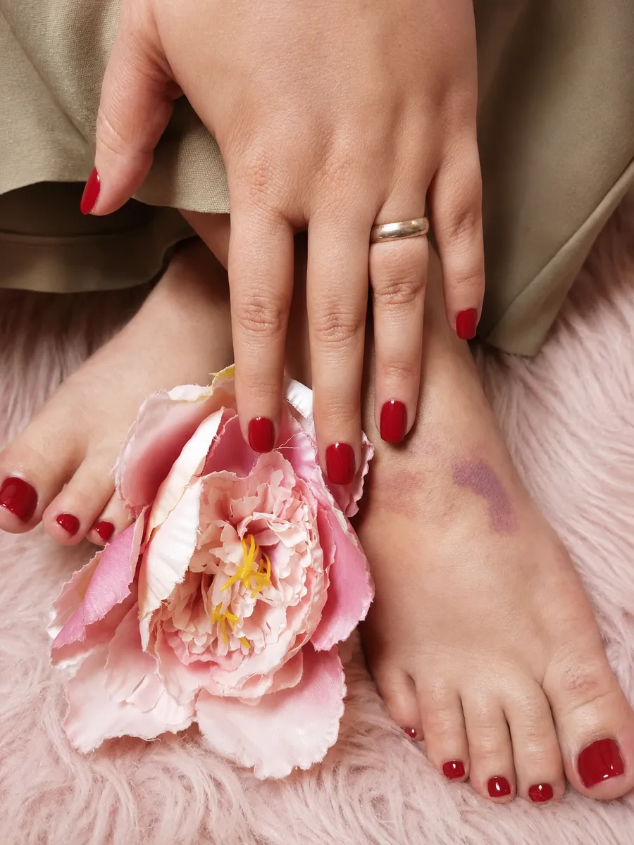 Manicure e pedicure em vermelho com flor