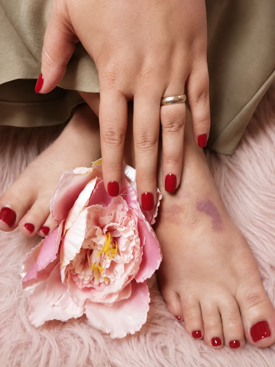 Manicure e pedicure em vermelho com flor