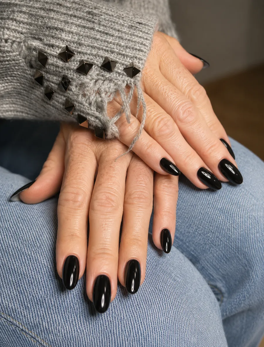 Unhas pretas brilhantes em formato amêndoa